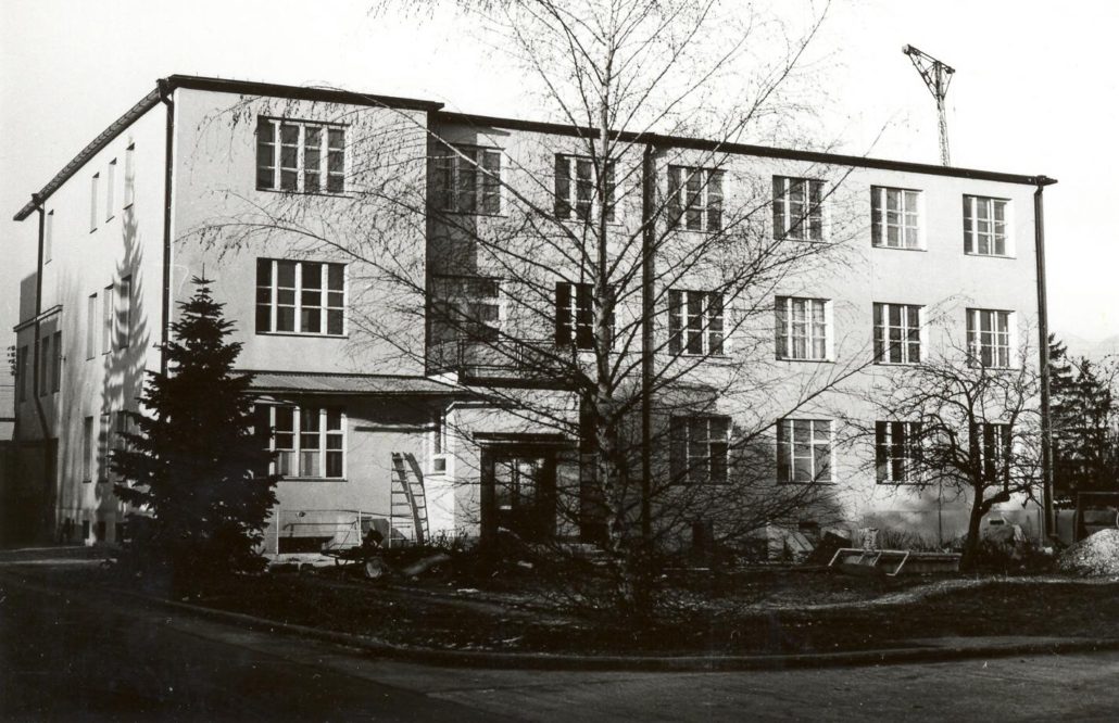 ukončená výstavba budovy pre služobné byty pre zamestnancov, neskôr sa do budovy presťahovalo krčné (1947) a očné oddelenie  (1959)